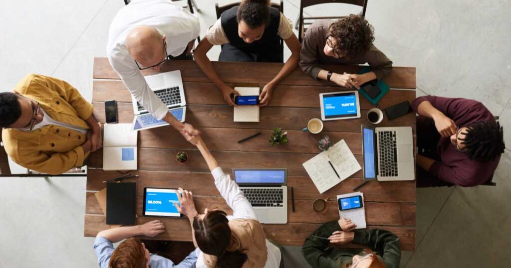 Equipe de marketing discutindo estratégias para negócios em Curitiba.